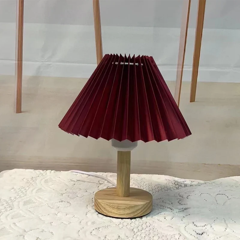 Nordische Falten-Tischlampe mit Holzsockel für Schlafzimmer und Café