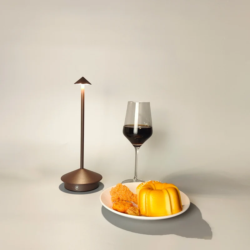 Kristallschirm Akku-Tischlampe aus schwarzem Aluminium für Hotel und Restaurant