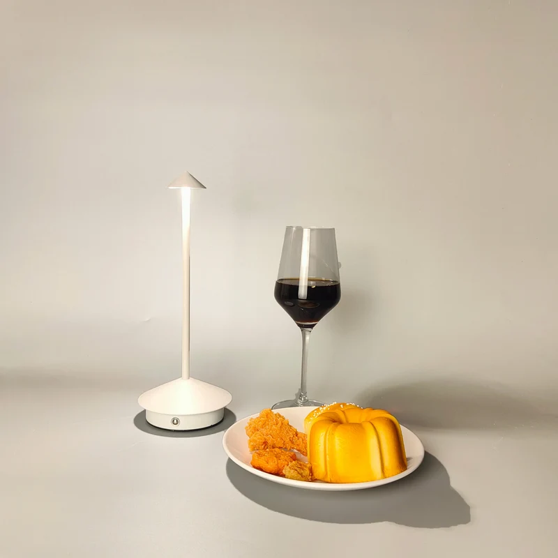 Kristallschirm Akku-Tischlampe aus schwarzem Aluminium für Hotel und Restaurant