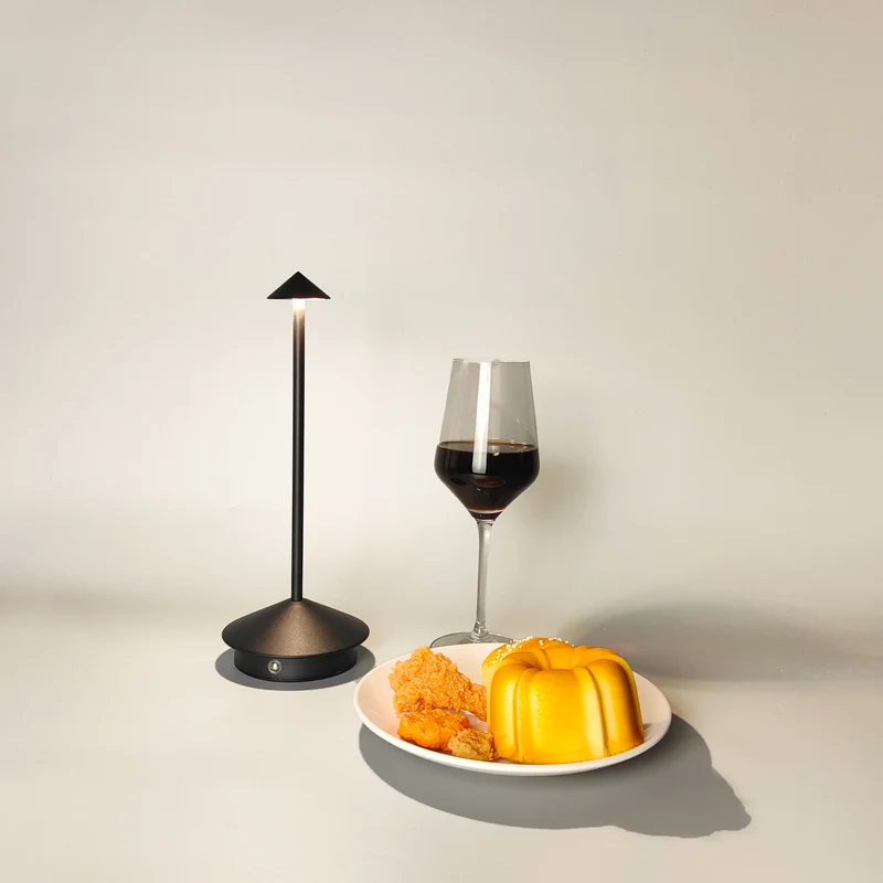 Kristallschirm Akku-Tischlampe aus schwarzem Aluminium für Hotel und Restaurant