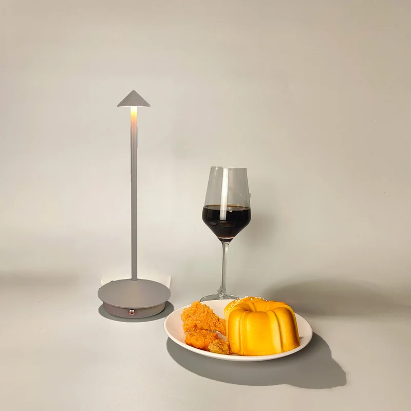 Kristallschirm Akku-Tischlampe aus schwarzem Aluminium für Hotel und Restaurant