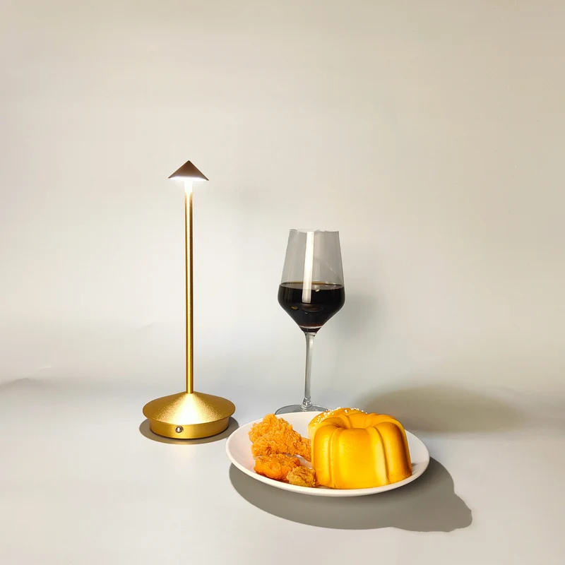 Kristallschirm Akku-Tischlampe aus schwarzem Aluminium für Hotel und Restaurant