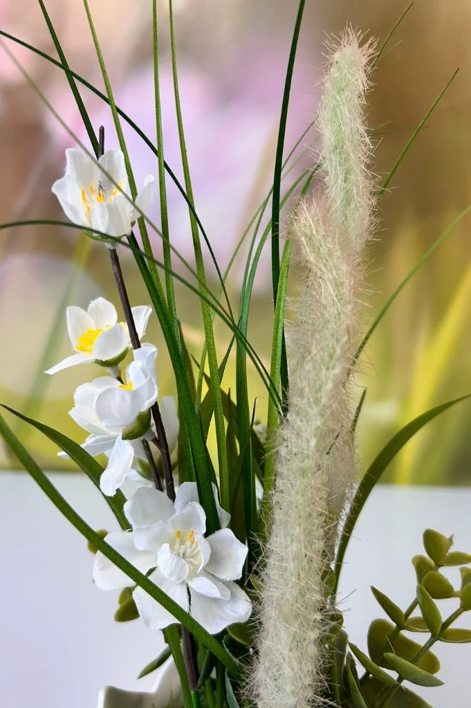 Deko Blumen farbig auf Grassockel