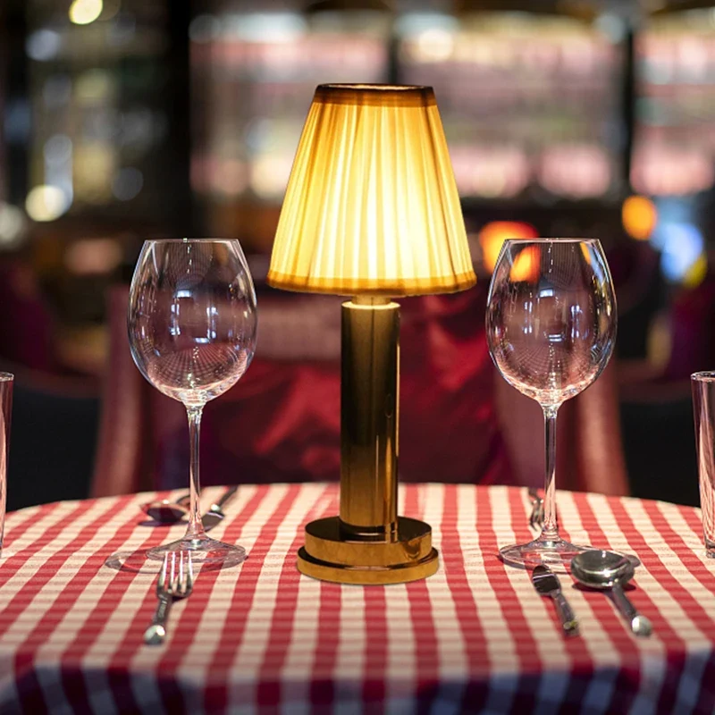 Minimalistische LED Tischleuchte aus Eisen für Café und Schlafzimmer