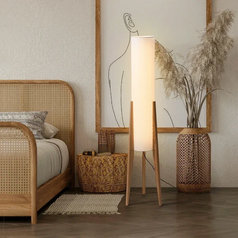 Skandinavische Stehlampe aus Massivholz mit Stoffschirm für Wohnzimmer