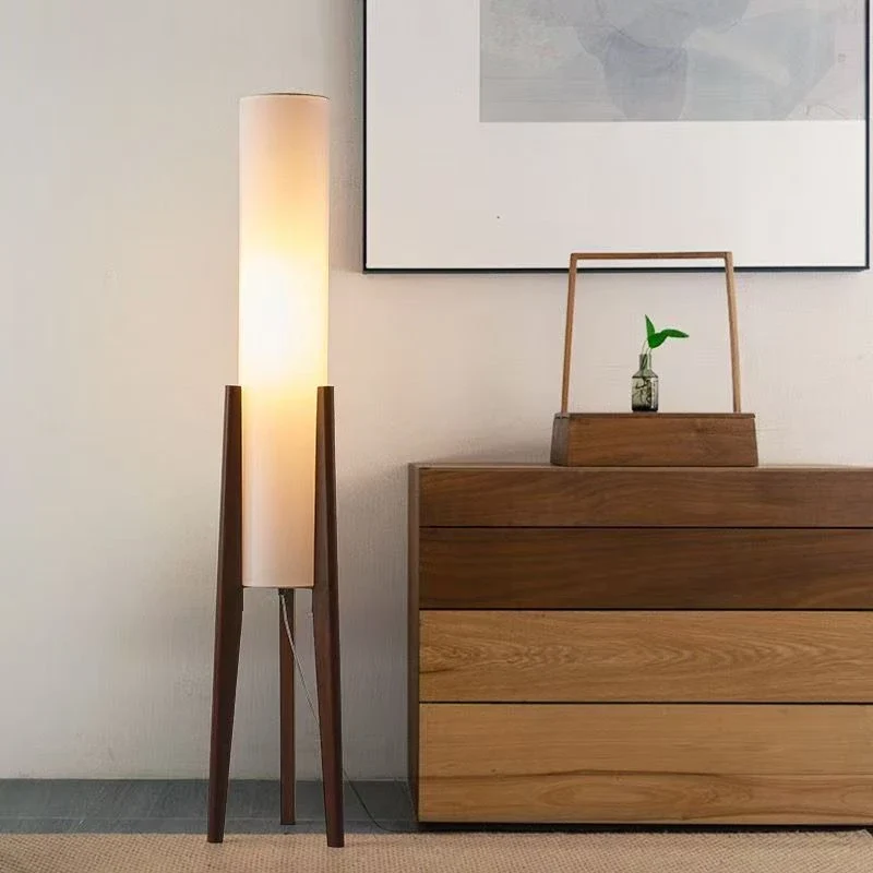 Skandinavische Stehlampe aus Massivholz mit Stoffschirm für Wohnzimmer