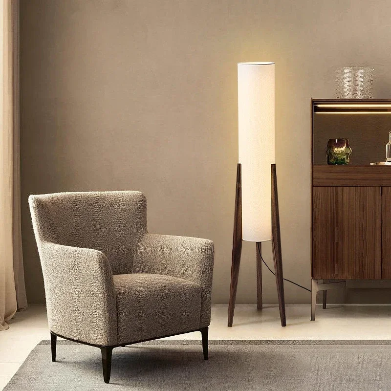 Skandinavische Stehlampe aus Massivholz mit Stoffschirm für Wohnzimmer