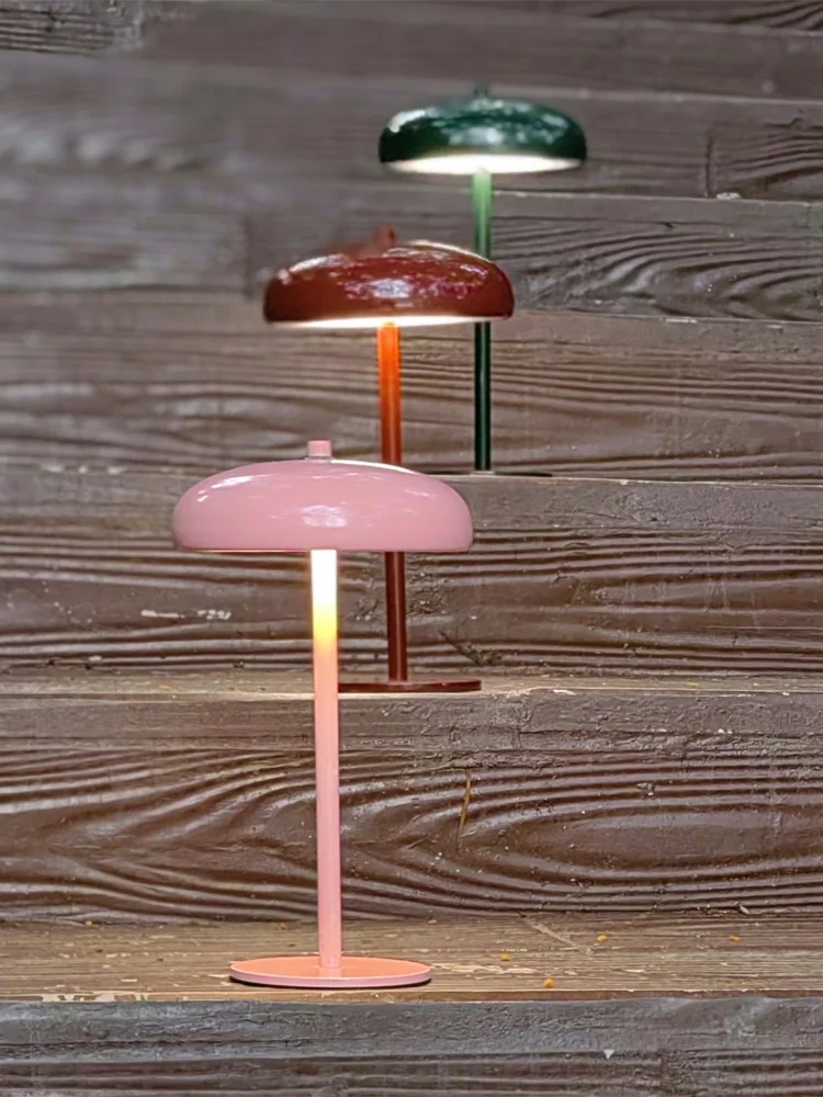 Nordische Akku-Touch-Tischlampe aus Metall für Café und Nachttisch