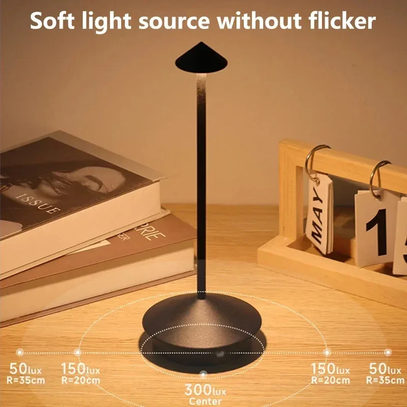 Aufladbare LED Tischlampe aus gebürstetem Aluminium für Café und Gastronomie