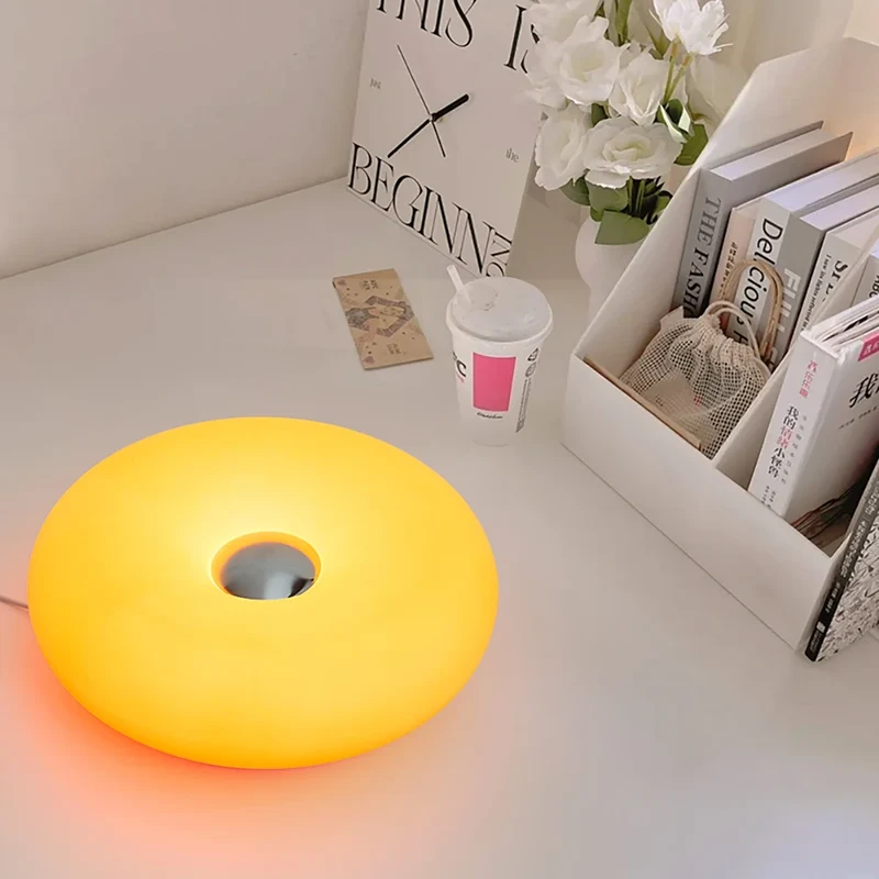 Bauhaus Donut LED Tischlampe mit USB-Anschluss für Schlafzimmer und Café