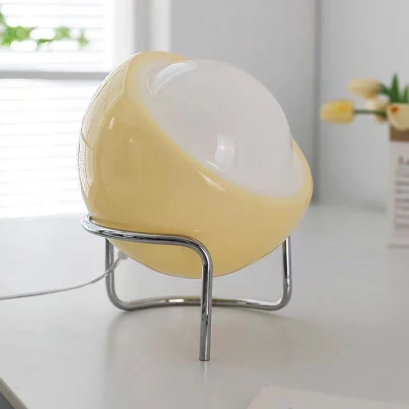 Tischlampe aus Glas im Mid-Century Stil für Nachttisch und Wohnzimmer