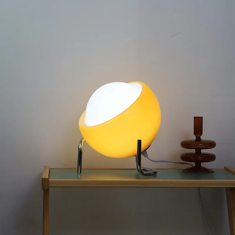 Tischlampe aus Glas im Mid-Century Stil für Nachttisch und Wohnzimmer