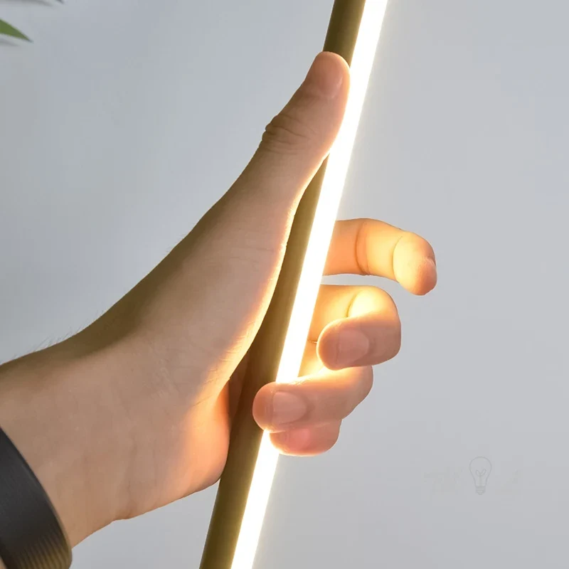 Minimalistische LED Stehlampe in Gold für Büro und Wohnzimmer