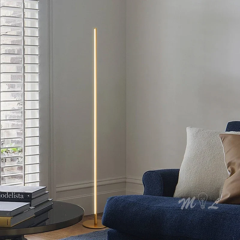 Minimalistische LED Stehlampe in Gold für Büro und Wohnzimmer