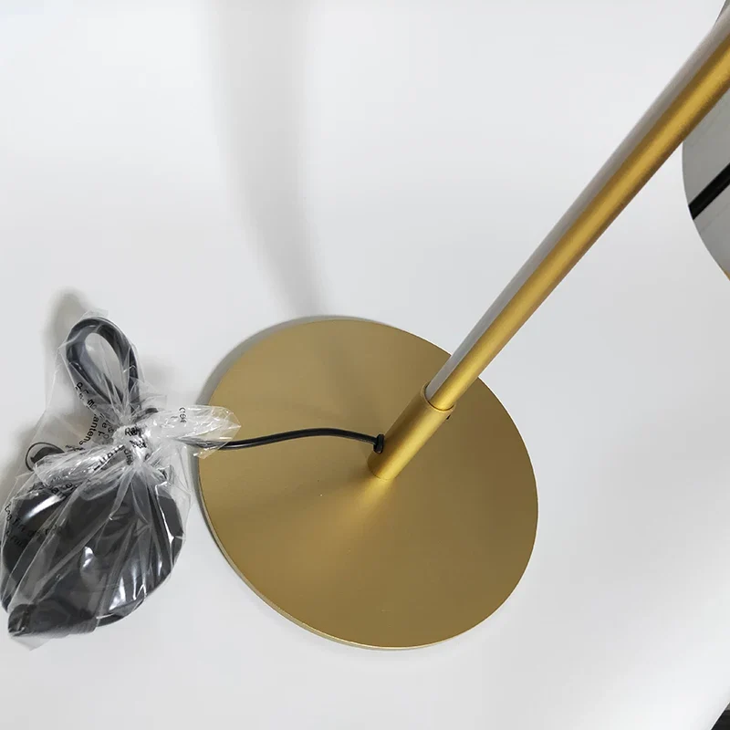 Minimalistische LED Stehlampe in Gold für Büro und Wohnzimmer