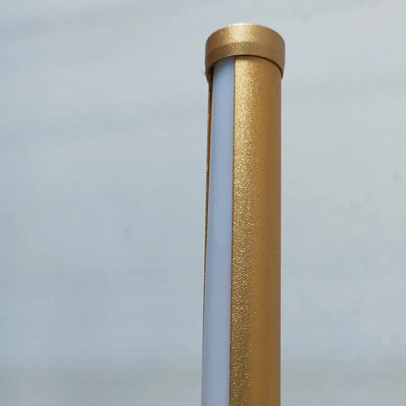 Minimalistische LED Stehlampe in Gold für Büro und Wohnzimmer
