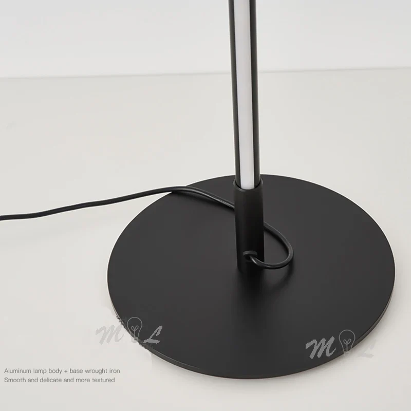 Minimalistische LED Stehlampe in Gold für Büro und Wohnzimmer