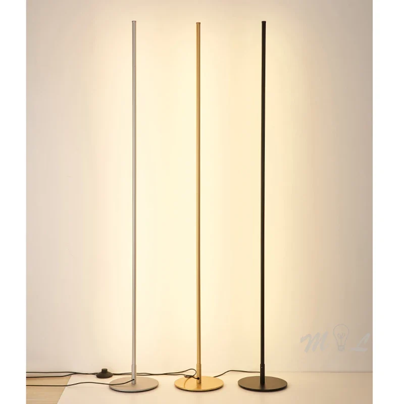 Minimalistische LED Stehlampe in Gold für Büro und Wohnzimmer