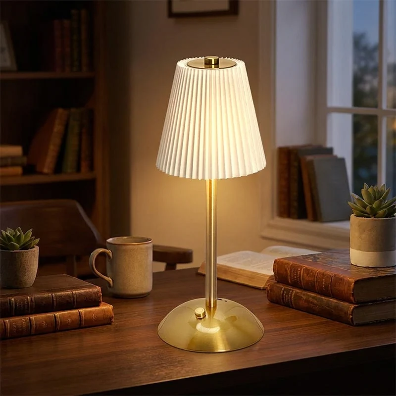 Kabellose Falten-Tischlampe mit Stoffschirm und Alu-Fuß für Homeoffice und Nachttisch