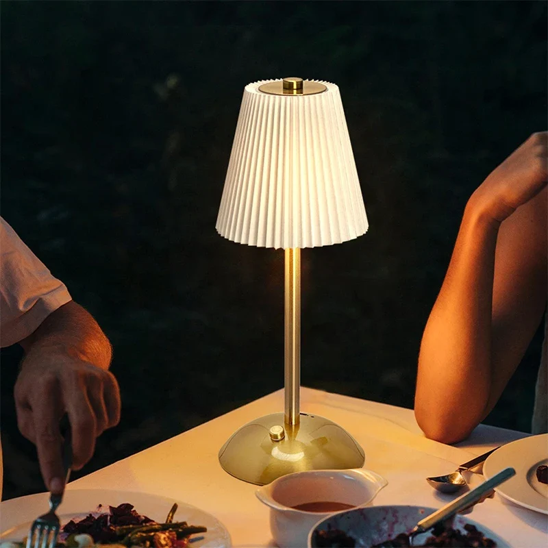 Kabellose Falten-Tischlampe mit Stoffschirm und Alu-Fuß für Homeoffice und Nachttisch