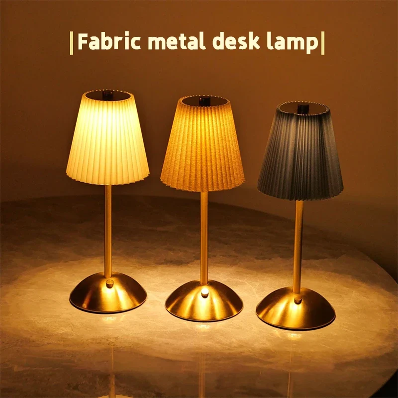 Kabellose Falten-Tischlampe mit Stoffschirm und Alu-Fuß für Homeoffice und Nachttisch