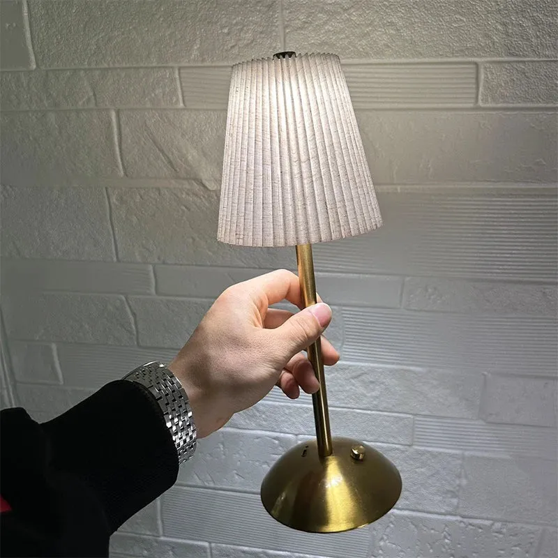 Kabellose Falten-Tischlampe mit Stoffschirm und Alu-Fuß für Homeoffice und Nachttisch