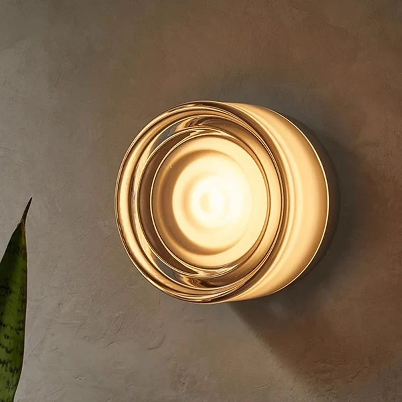 Moderne LED Wandleuchte mit Bernstein-Glas für elegante Wohnräume