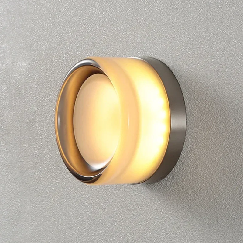 Moderne LED Wandleuchte mit Bernstein-Glas für elegante Wohnräume