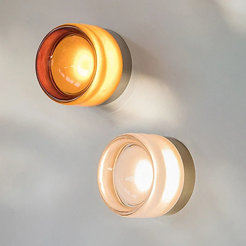 Moderne LED Wandleuchte mit Bernstein-Glas für elegante Wohnräume