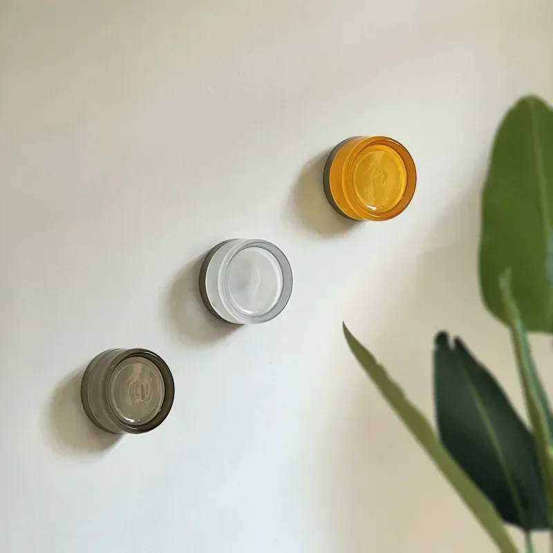 Moderne LED Wandleuchte mit Bernstein-Glas für elegante Wohnräume