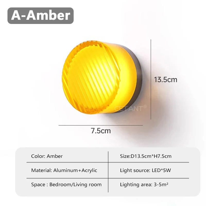 Moderne LED Wandleuchte mit Bernstein-Glas für elegante Wohnräume