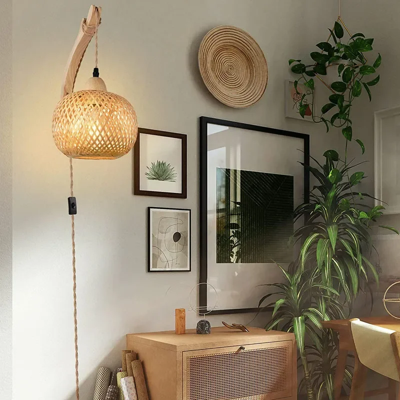 Handgewebte Rattan Wandleuchte für organisches Interieur Dekor