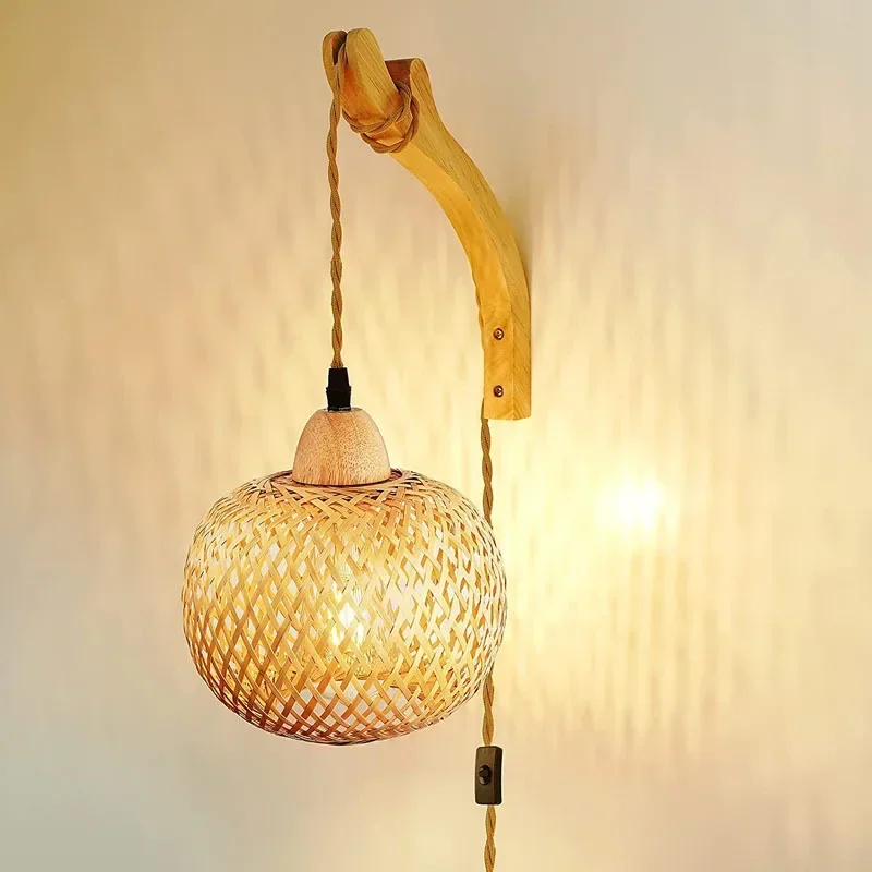 Handgewebte Rattan Wandleuchte für organisches Interieur Dekor