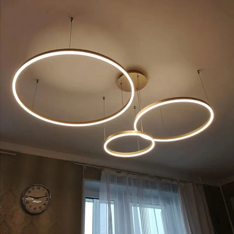 Moderner LED Ring Kronleuchter Gebürstetes Gold und Schwarz für Elegantes Esszimmer