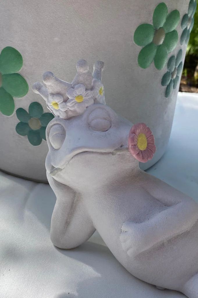 Frosch Paco liegend rustik mit Blume grün oder rosa