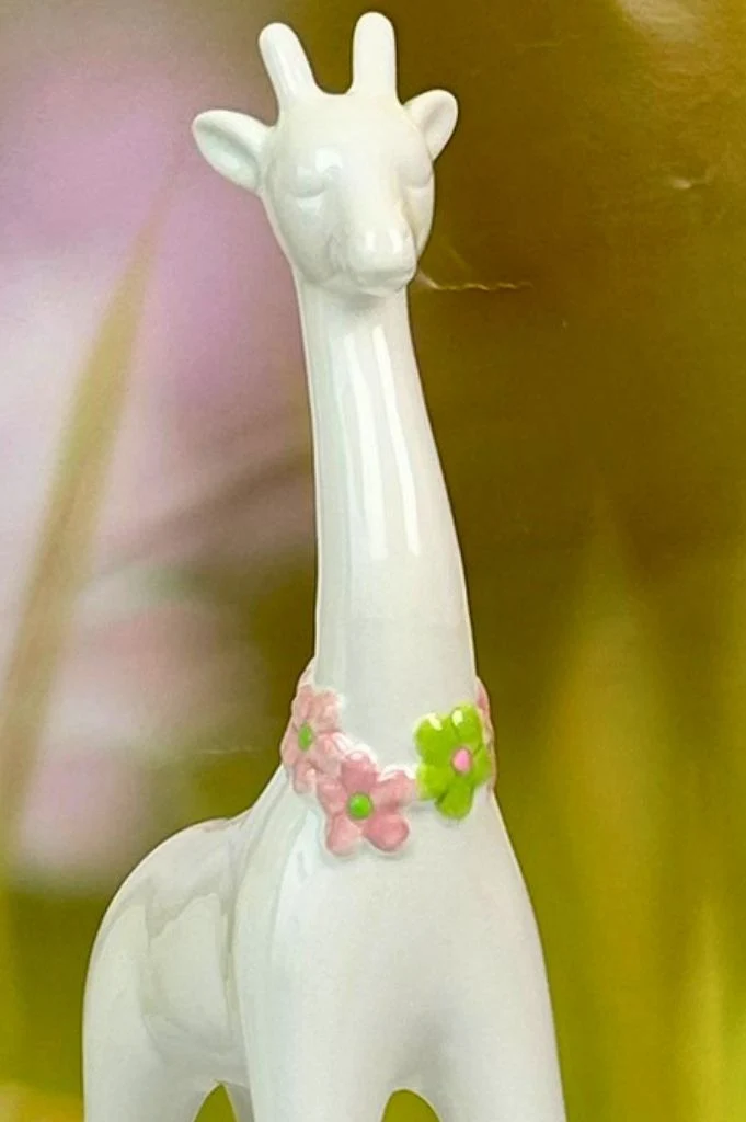 Deko Giraffe Giulia mit Blütenkranz rosa-grün