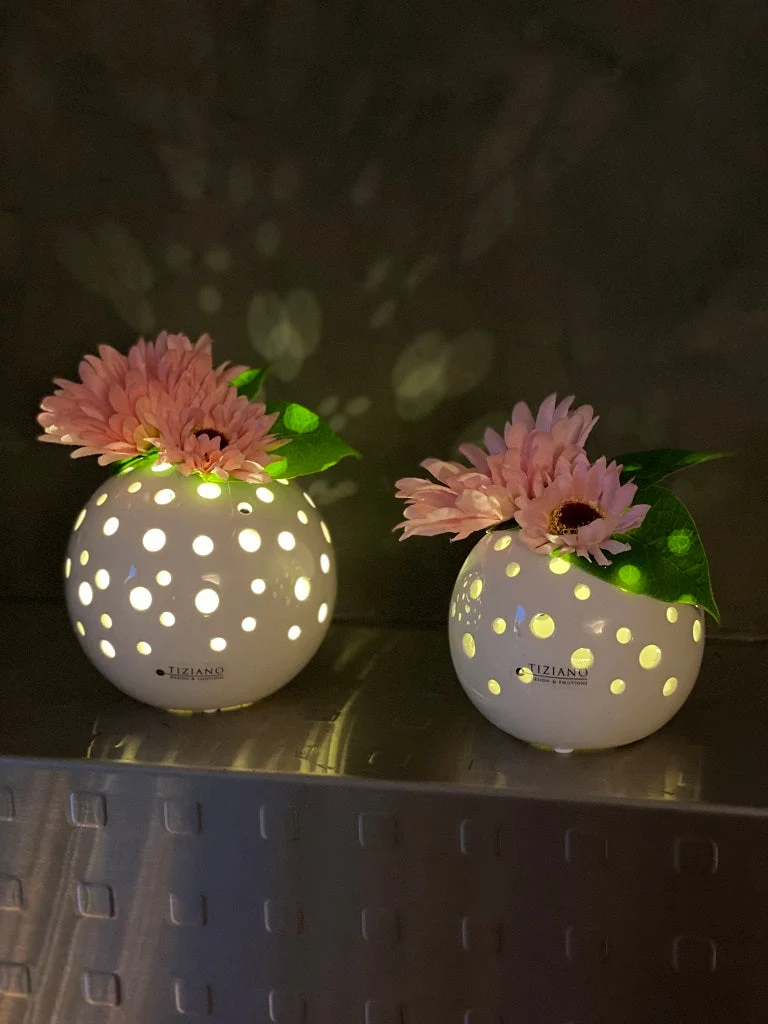 Lichtkugel Padova LED mit Gerbera rosa dekoriert