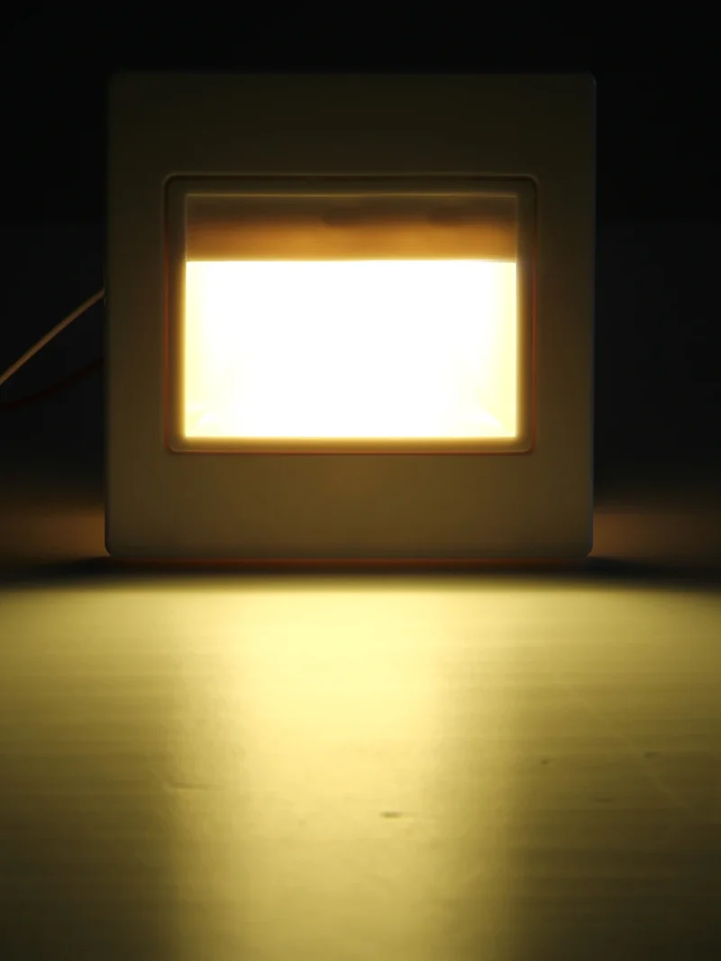 Moderne LED Einbau Stufenleuchte für Treppenhaus und Hotelflur