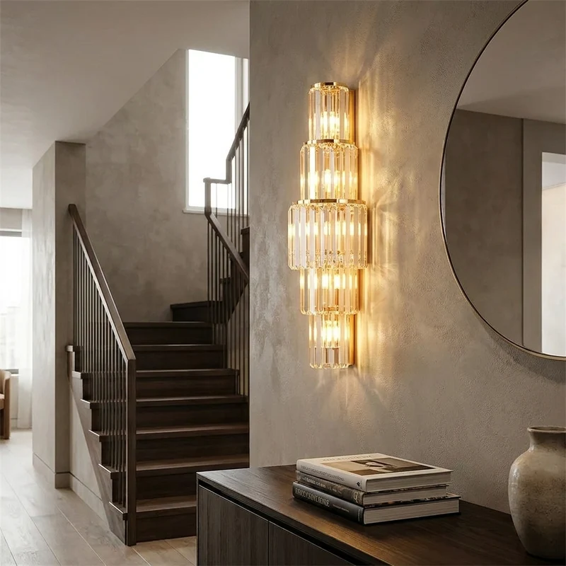 Moderne Drei-Ebenen Kristall Wandleuchte für elegante Wohnräume und Hotels