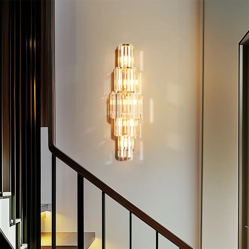 Moderne Drei-Ebenen Kristall Wandleuchte für elegante Wohnräume und Hotels
