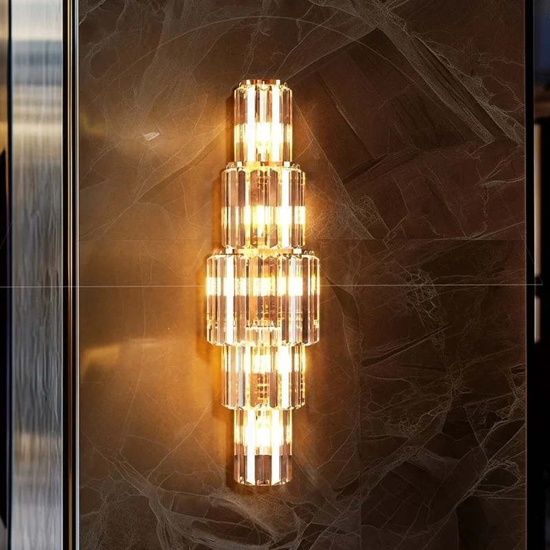 Moderne Drei-Ebenen Kristall Wandleuchte für elegante Wohnräume und Hotels