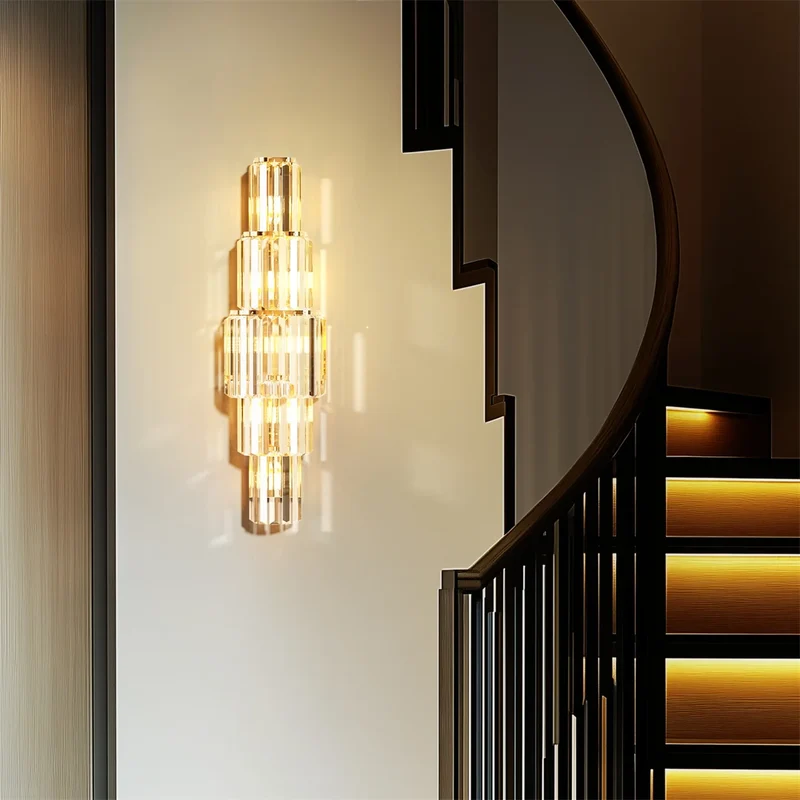 Moderne Drei-Ebenen Kristall Wandleuchte für elegante Wohnräume und Hotels