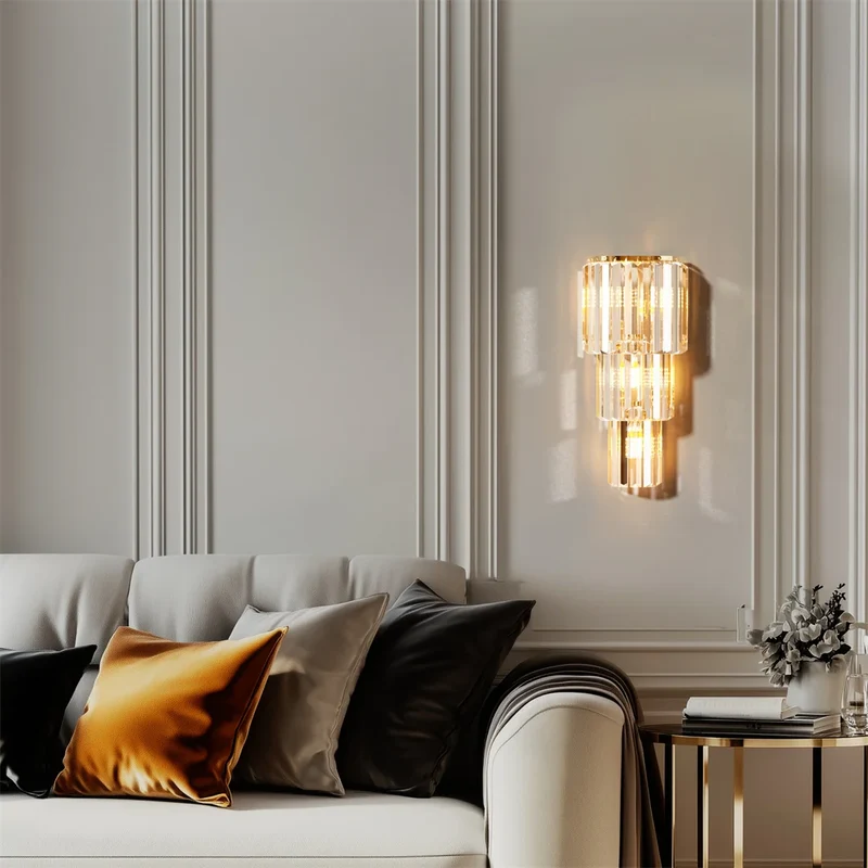 Moderne Drei-Ebenen Kristall Wandleuchte für elegante Wohnräume und Hotels