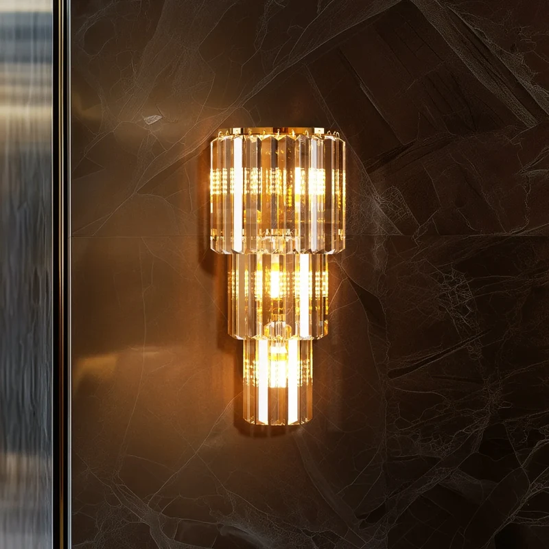 Moderne Drei-Ebenen Kristall Wandleuchte für elegante Wohnräume und Hotels