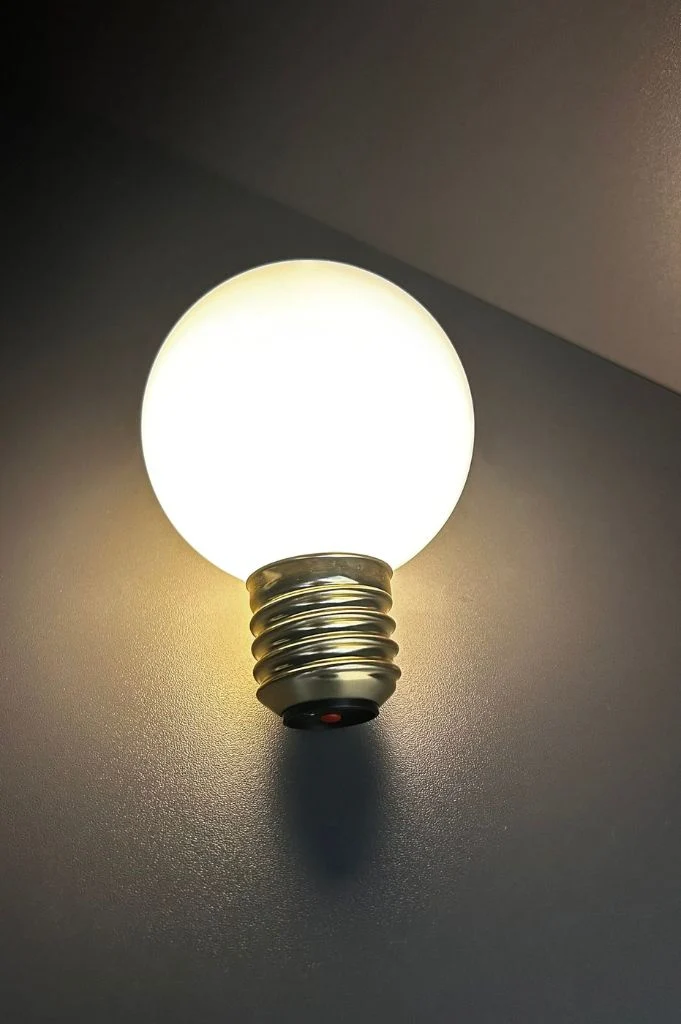 Lampe Luminara mit LED Birne creme-weiß