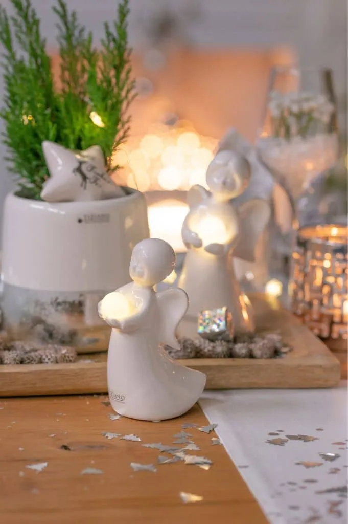 Deko Figur Engel Laila mit Kugel LED weiß-creme