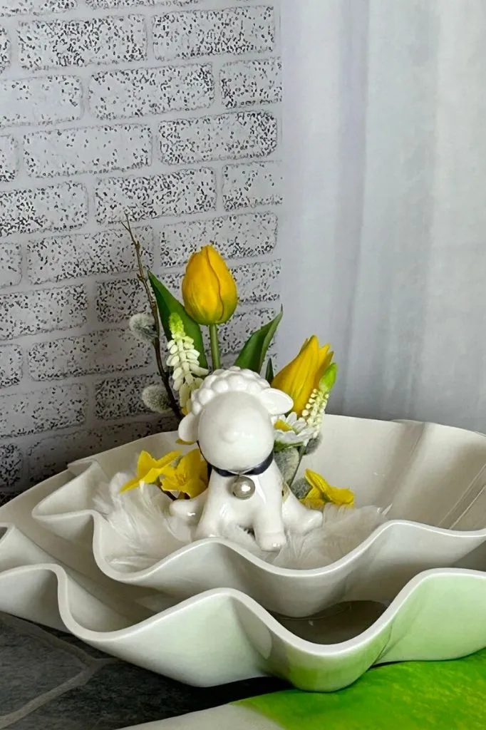 Deko Lamm Tonja mit Glocke creme-weiß