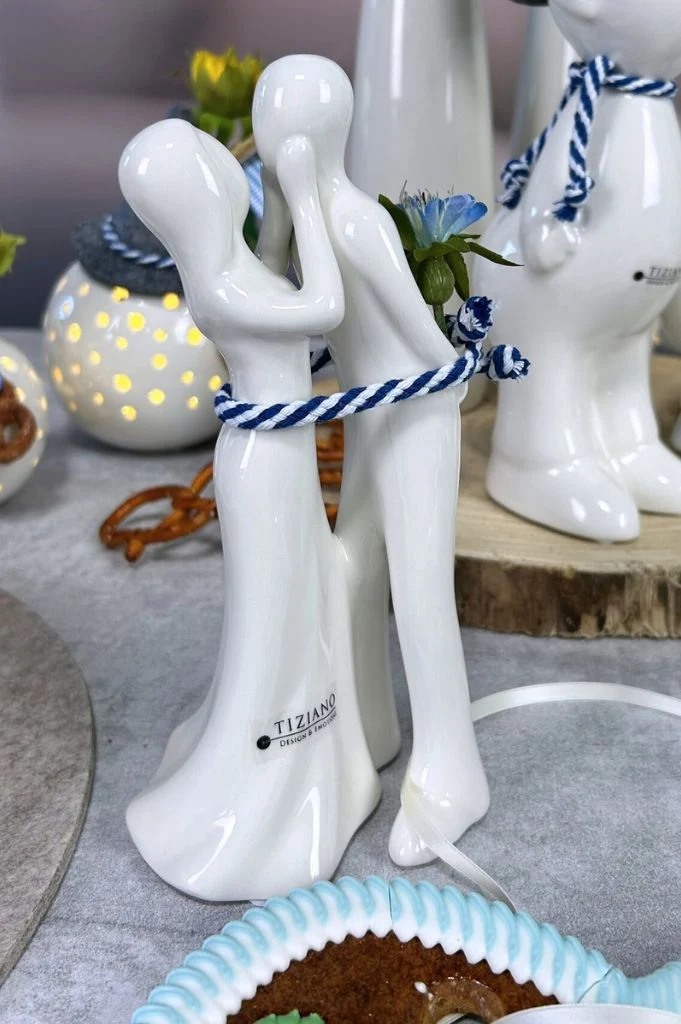 Paar Amorino umarmend creme-weiß