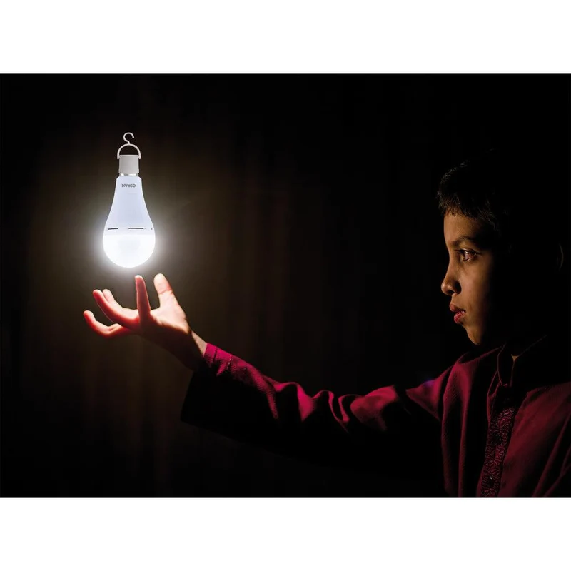 OSRAM LED Classic A 60 Camping Lampe / Notlicht mit integriertem wiederaufladbaren Akku (ex 60W) 8W Kaltweiß E27