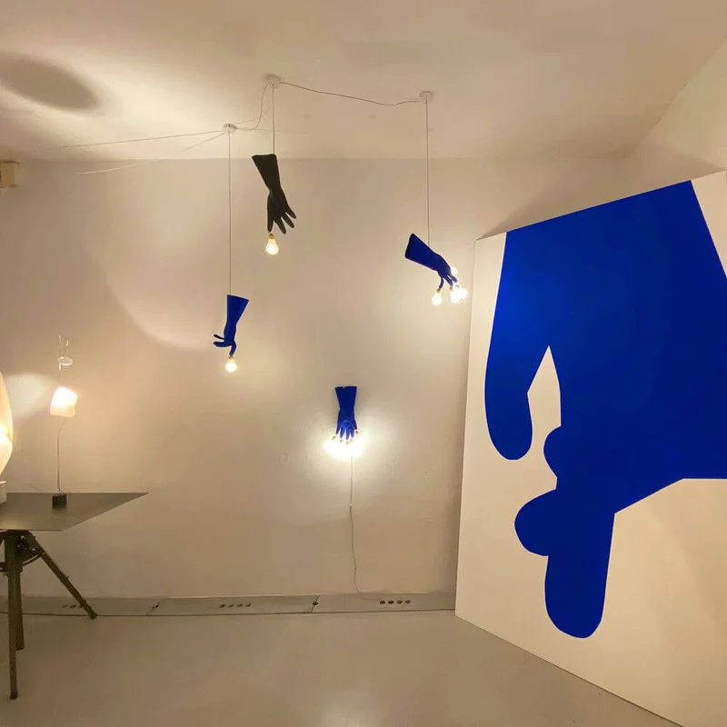 Ingo Maurer LED Wandlampe Luzy On The Wall Gummihandschuh blau
